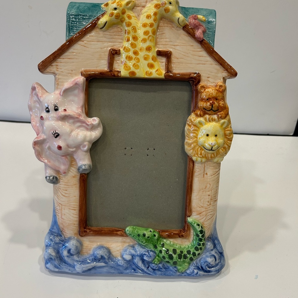 NWOT- BIG BEAUTIFUL PORCELAIN 3 D NOAH’S ARK FRAME